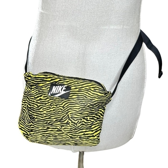 Nike Foldaway Light Running Safari Print
Jacket. Size Medium - Picture 4 of 12